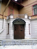 Боковая аллея, д. 1. Главный вход. Фото сентябрь 2010 г.