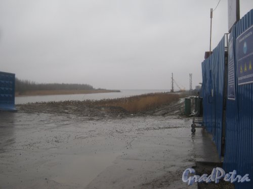 Дуддергофский канал в сторону Финского залива. Вид с пересечения пр. Героев и ул. Маршала Захарова. Фото 29 декабря 2013 г.