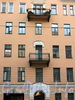 3-я линия В.О., д. 18. Бывший доходный дом. Фрагмент фасада здания. Фото июль 2009 г.