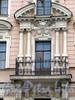 1-я линия В.О., д. 18. Доходный дом И. В. Голубина (И. И. Зайцевского). Фрагмент фасада с балконом. Фото май 2010 г.