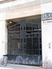 3-я линия В.О., д. 56. ЖК «Альба». Решетка ворот и табличка с номером здания. Фото май 2010 г.