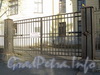 Менделеевская линия, д. 3. Ограда здания НИИ Акушерства и Гинекологии им. Д.О. Отта до реставрации. Ворота. Фото ноябрь 2011 г.