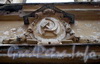 Кожевенная линия, д. 27. Элементы советской символики на месте герба Брусницыных. Фото октябрь 2009 г.