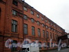 Кожевенная линия, д. 30. Производственное здание бывшей кожевенной фабрики Брусницыных. Фрагмент фасада здания. Фото октябрь 2009 г.