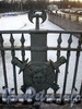 1-й Инженерный мост. Столбы решетки выполнены в виде ликторских пучков; на них укреплены мечи и щиты с изображением головы Горгоны Медузы. Фото март 2010 г.