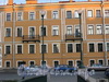Наб. канала Грибоедова, д. 164. Бывший доходный дом. Фрагмент фасада. Вид с Коломенского моста. Фото август 2009 г.