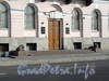 Английская наб., д. 4. Здание Конституционного суда РФ. Гранитные львы перед входом в здание. Фото июнь 2010 г.