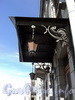 Английская наб., д. 14. Кронштейны козырька и фонари главного входа. Фото июнь 2010 г.