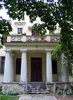 Наб. Малой Невки, д. 25. Четырехколонный дорический портик юго-западного фасада. Фото сентябрь 2010 г.