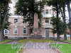 Обелиск в память о погибших при покушении на П. А. Столыпина у дома 6 по Аптекарской набережной. Фото сентябрь 2011 г.