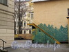 Наб. Робеспьера, д. 24 / Шпалерная ул., д. 32. Вид во двор с набережной Робеспьера. Фото ноябрь 2011 г.
