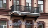 Наб. канала Грибоедова, д. 35. Здание общества торговли аптекарскими товарами. Балкон. Фото апрель 2009 г.