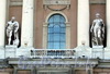 Университетская наб., д. 17. Здании Академии художеств. Портик центрального входа со скульптурами Геркулеса и Флоры. Фото июль 2009 г.