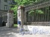 Ограда между домами 30 и 32 по Кузнецовской ул. Фото 1 июня 2013 г.