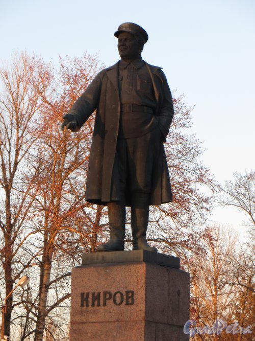 Памятник С.М. Кирову на Театральной площади в городе Кировск. Фото 6 мая 2013 г.