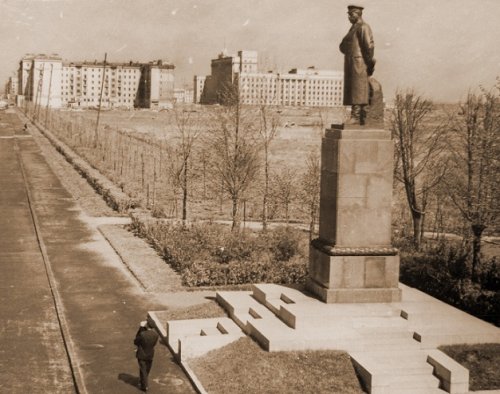 Памятник И.В. Сталину на Средней Рогатке Ск. Н.В. Томский, арх. Б.Н.журавлев, 1949