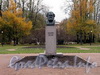 Бюст Карлу Марксу в саду Смольного. Фото октябрь 2010 г.