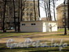 Постройка (вероятно, бывший туалет) в Лопухинском саду. Фото апрель 2011 г.