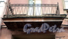Манежный пер., д. 7 (левая часть). Решетка балкона. Фото март 2010 г.