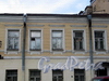 Батайский пер., д. 2 (правый корпус). Фрагмент фасада здания. Фото май 2010 г.