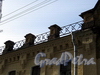 Казарменный пер., д. 1-3 (левый корпус). Здание комплекса построек Гренадерского полка. Решетка аттика. Фото апрель 2010 г.