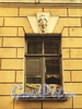 Академический пер., д. 12. Маскарон над окном. Фото август 2010 г.