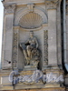 Соляной пер., д. 15. Женская статуя в нише левого ризалита. Фото август 2010 г.