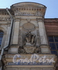 Соляной пер., д. 15. Мужская статуя в нише правого ризалита. Фото август 2010 г.