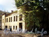 Большеохтинский пр., д. 7, корп. 2. Дворовый флигель. Общий вид аварийного здания. Фото апрель 2009 г.