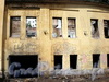 Большеохтинский пр., д. 7, корп. 2. Дворовый флигель. Фасад аварийного здания. Фото апрель 2009 г.