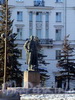 Памятник А. М. Горькому у дома 2 по Каменноостровскому проспекту. Фото март 2004 г.