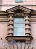 Кронверкский пр., д. 49. Обрамление окна муфтированными колоннами по центральной оси фасада. Фото октябрь 2010 г.