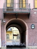 Пр. Римского-Корсакова, д. 57. Решетка балкона и арка ворот. Фото август 2009 г.