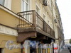 Лермонтовский пр., д. 9 (правая часть). Бывший доходный дом. Балкон. Фото август 2009 г.