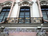 Невский пр., д. 17. Строгановский дворец. Решетка балкона. Фото октябрь 2009 г.