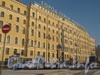 Фасад гостиницы «Октябрьская» со стороны пл. Восстания. Фото февраль 2012 г.