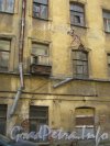 Каменноостровский пр., дом 24, литера Б. 1 двор. Фрагмент здания и трещина в нём. Фото 7 июля 2012 г.