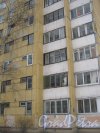 Пр. Луначарского, дом 108, корпус 2. Фрагмент фасада здания. Вид со стороны дома 4 корпус 1 по ул. Черкасова. Фото 30 января 2013 г.
