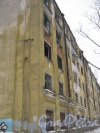 Тихорецкий пр., дом 5, корпус 1. Вид на фрагмент фасада заброшенного здания. Фото 8 февраля 2013 г.