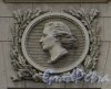 Суворовский пр., дом 56. Медальон «Девушка» на фасаде в правой части корпуса по Суворовскому проспекту. Фото 22 мая 2013 г.
