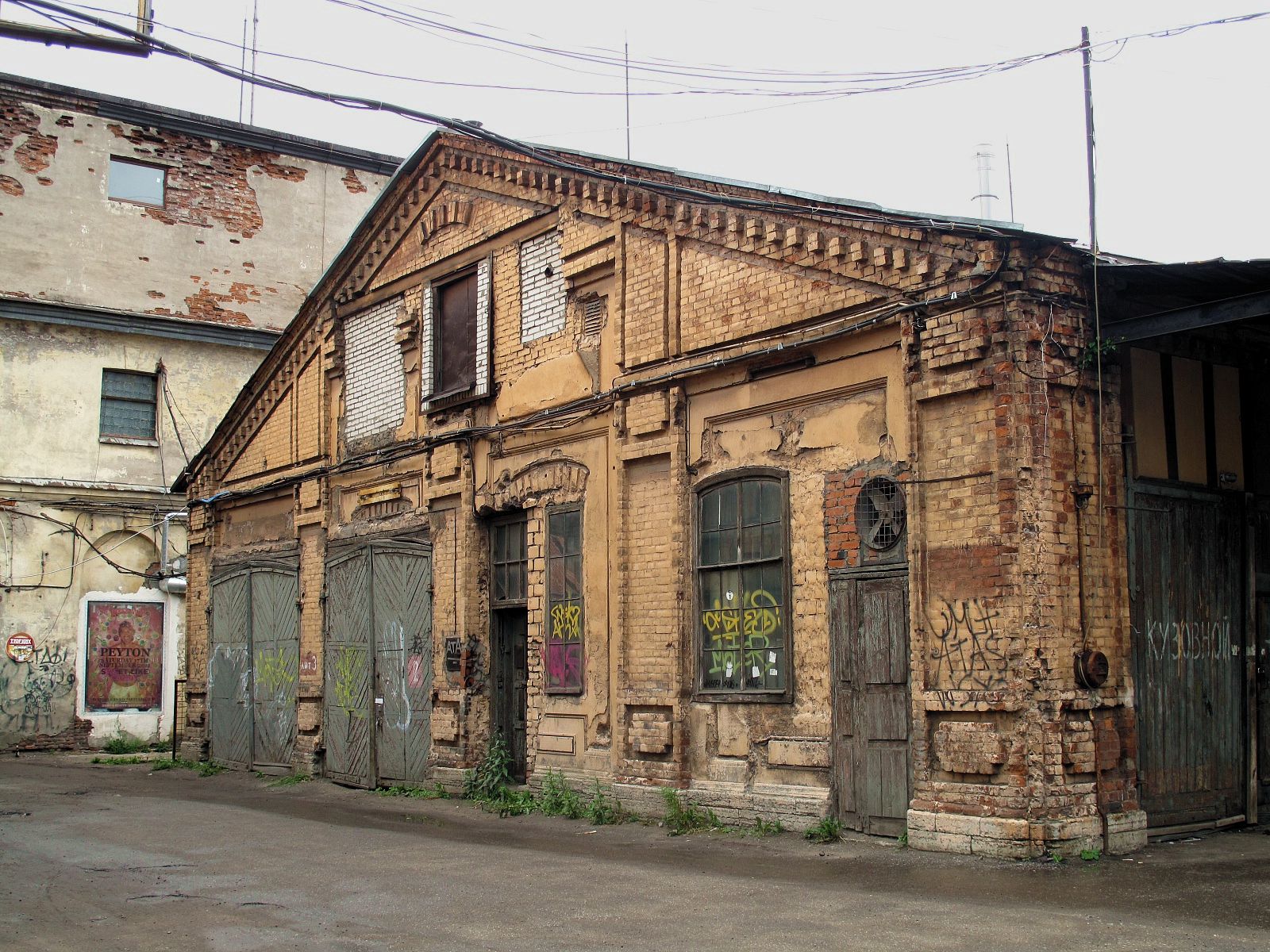 Фотографии Санкт-Петербург: Конюшенная пл., д. 2, Центральный р-н Санкт- Петербурга - GradPetra. Конюшенная пл., д. 2. Комплекс зданий Придворного  конюшенного ведомства. Двор. Экипажный сарай. Фото июнь 2012 г.