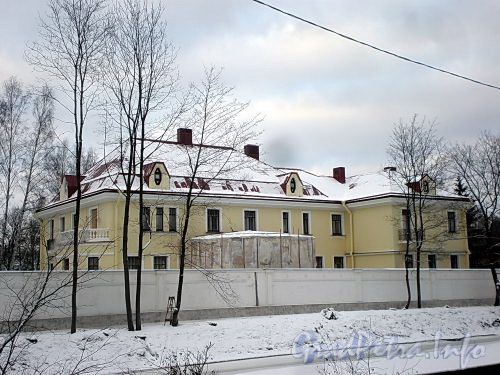 Полевая аллея, д. 1. Вид от 14-го Каменноостровского моста. Фото декабрь 2009 г.