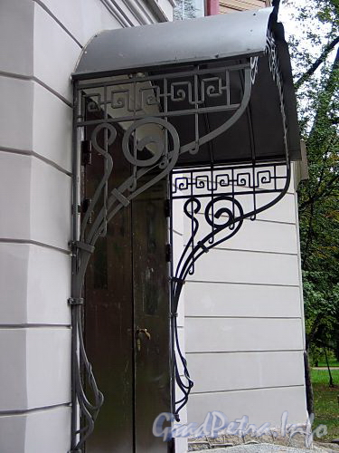 Боковая аллея, д. 1. Козырек главного входа. Фото сентябрь 2010 г.