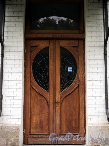 Санаторная аллея, д. 3. Парадная дверь. Фото сентябрь 2010 г.