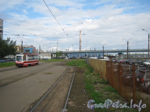 Придорожная аллея. Трамвайные пути в сторону Парнасского путепровода. Фото 22 июля 2012 г.