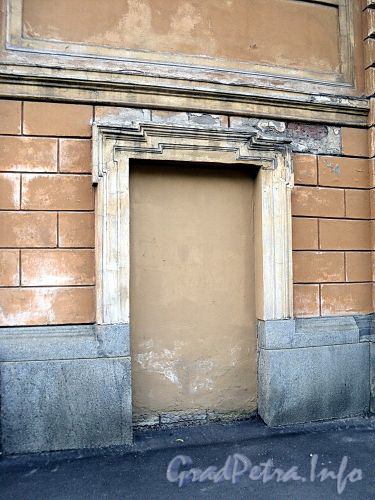 Конногвардейский бул., д. 21. Замурованный дверной проем ограды. Фото июнь 2010 г.