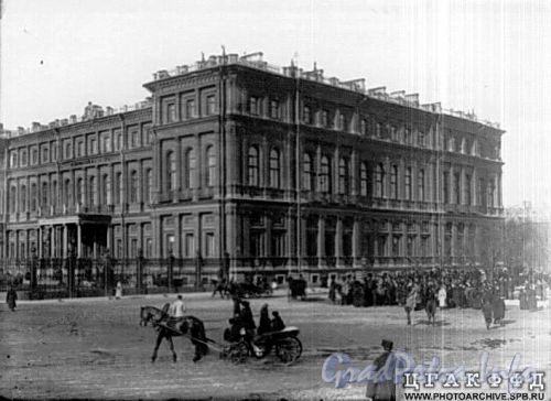 Фасад здания Ксенинского института по Конногвардейскому бульвару. Фото начала 1900-х годов. (из архива ЦГАКФФД)