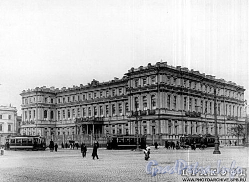 Общий вид здания Ксенинского института. Фото 1913 г. (из архива ЦГАКФФД)