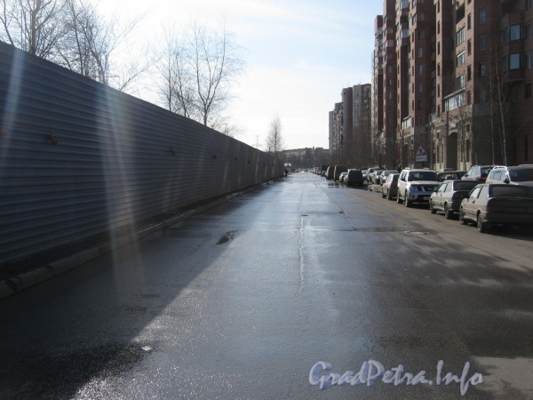 Перспектива Брестского бульвара и дома 7 (справа) от Ленинского пр. в сторону ул. Маршала Захарова. Фото март 2012 г.