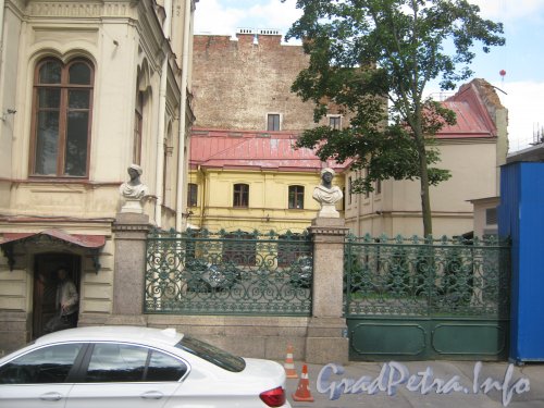 Конногвардейский бульвар, дом 7. Общий вид на здания и часть ограды с Конногвардейского бульвара. Фото 21 августа 2012 г.